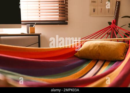 Amaca colorata con morbido cuscino al coperto, guardaroba Foto Stock