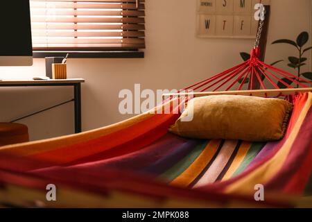 Amaca colorata con morbido cuscino al coperto, guardaroba Foto Stock