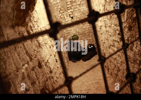 Wernigerode, Germania. 31st Jan, 2023. Nella volta della cantina del castello si incontra il piccolo fantasma. Un castello da favola senza fantasma - non c'è nulla di simile. Il castello di Wernigerode è anche sede di un castello molto speciale. In questo tour per bambini, i luoghi delle riprese dell'adattamento cinematografico del classico libro per bambini di Otfried Preußler "il piccolo fantasma" nel Castello di Wernigerode giocano un ruolo importante. Come parte dell'inverno culturale di quest'anno, numerosi tour extra sul piccolo fantasma saranno offerti qui a febbraio. Credit: Matthias Bein/dpa/Alamy Live News Foto Stock