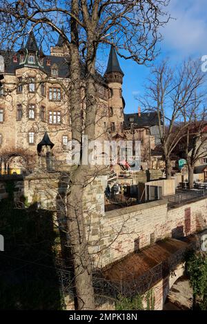 Wernigerode, Germania. 31st Jan, 2023. Vista sulle terrazze del castello di Wernigerode. Un castello da favola senza fantasma - non c'è nulla di simile. Molto speciale vive anche nel Castello di Wernigerode. In questo tour per bambini, i luoghi delle riprese dell'adattamento cinematografico del classico libro per bambini di Otfried Preußler 'Das Kleine Gespenst' (il piccolo fantasma) nel Castello di Wernigerode giocano un ruolo importante. Come parte dell'inverno culturale di quest'anno, numerosi tour extra sul piccolo fantasma saranno offerti qui a febbraio. Credit: Matthias Bein/dpa/Alamy Live News Foto Stock