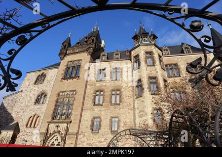 Wernigerode, Germania. 31st Jan, 2023. Vista sulla facciata del castello di Wernigerode. Un castello da favola senza fantasma - non c'è nulla di simile. Molto speciale vive anche nel Castello di Wernigerode. In questo tour per bambini, i luoghi delle riprese dell'adattamento cinematografico del classico libro per bambini di Otfried Preußler "il piccolo fantasma" nel Castello di Wernigerode giocano un ruolo importante. Come parte dell'inverno culturale di quest'anno, numerosi tour extra sul piccolo fantasma saranno offerti qui a febbraio. Credit: Matthias Bein/dpa/Alamy Live News Foto Stock