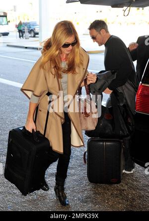 Presentatore televisivo britannico e ospite di 'so You Think You Can Dance' Cat Deeley arriva all'aeroporto internazionale di Miami per prendere un volo fuori città dopo aver visitato la città per tenere le audizioni per il grande spettacolo. Miami, Florida. 1/20/10. . Foto Stock