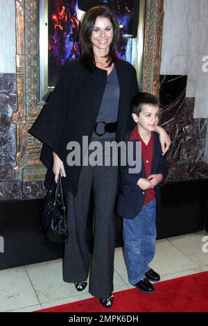 Jennifer Taylor arriva con suo figlio Jake sul tappeto rosso per la notte di apertura dei 'Cats' di Andrew Lloyd Weber, al Pantages Theatre di Hollywood, CA. 3/9/10. Foto Stock