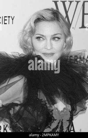 Madonna partecipa alla prima "W.E." della Weinstein Company al Teatro Ziegfeld di New York il 23 gennaio 2012. Photo Credit: Henry McGee/MediaPunch Foto Stock
