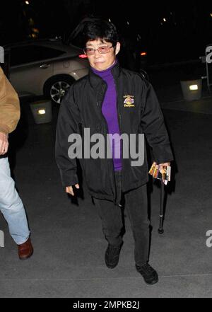 La madre di Tiger Woods, Kultida 'TIDAa' Woods, utilizza una canna da zucchero per assistere allo Staples Center al gioco LA Lakers vs Detroit Pistons. Los Angeles, California. 01/04/11. . Foto Stock