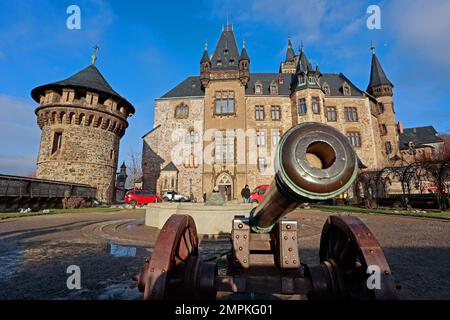 Wernigerode, Germania. 31st Jan, 2023. Vista sulle terrazze del castello di Wernigerode. Un castello da favola senza fantasma - non c'è nulla di simile. Molto speciale vive anche nel Castello di Wernigerode. In questo tour per bambini, i luoghi delle riprese dell'adattamento cinematografico del classico libro per bambini di Otfried Preußler 'Das Kleine Gespenst' (il piccolo fantasma) nel Castello di Wernigerode giocano un ruolo importante. Come parte dell'inverno culturale di quest'anno, numerosi tour extra sul piccolo fantasma saranno offerti qui a febbraio. Credit: Matthias Bein/dpa/Alamy Live News Foto Stock