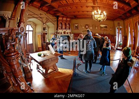 Wernigerode, Germania. 31st Jan, 2023. I visitatori seguono le orme del piccolo fantasma nella Sala dei Cavalieri. Un castello da favola senza fantasma - non c'è nulla di simile. Molto speciale vive anche nel Castello di Wernigerode. In questo tour per bambini, i luoghi delle riprese dell'adattamento cinematografico del classico libro per bambini di Otfried Preußler "il piccolo fantasma" nel Castello di Wernigerode giocano un ruolo importante. Come parte dell'inverno culturale di quest'anno, numerosi tour extra sul piccolo fantasma saranno offerti qui a febbraio. Credit: Matthias Bein/dpa/Alamy Live News Foto Stock