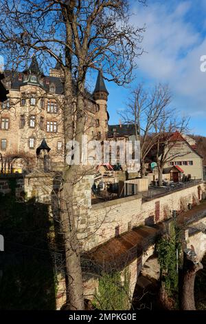 Wernigerode, Germania. 31st Jan, 2023. Vista sulle terrazze del castello di Wernigerode. Un castello da favola senza fantasma - non c'è nulla di simile. Molto speciale vive anche nel Castello di Wernigerode. In questo tour per bambini, i luoghi delle riprese dell'adattamento cinematografico del classico libro per bambini di Otfried Preußler 'Das Kleine Gespenst' (il piccolo fantasma) nel Castello di Wernigerode giocano un ruolo importante. Come parte dell'inverno culturale di quest'anno, numerosi tour extra sul piccolo fantasma saranno offerti qui a febbraio. Credit: Matthias Bein/dpa/Alamy Live News Foto Stock