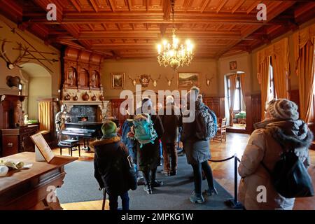 Wernigerode, Germania. 31st Jan, 2023. I visitatori seguono le orme del piccolo fantasma nella Sala dei Cavalieri. Un castello da favola senza fantasma - non c'è nulla di simile. Molto speciale vive anche nel Castello di Wernigerode. In questo tour per bambini, i luoghi delle riprese dell'adattamento cinematografico del classico libro per bambini di Otfried Preußler "il piccolo fantasma" nel Castello di Wernigerode giocano un ruolo importante. Come parte dell'inverno culturale di quest'anno, numerosi tour extra sul piccolo fantasma saranno offerti qui a febbraio. Credit: Matthias Bein/dpa/Alamy Live News Foto Stock