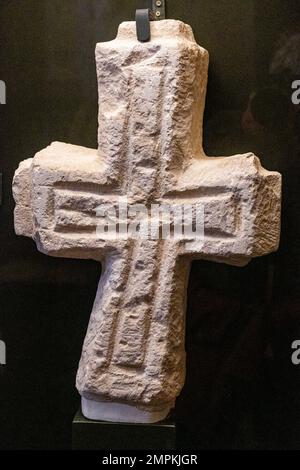 Croce incisa, VII secolo, Museo dei Consigli e la Cultura Visigoth, Chiesa di San Román, Toledo, Castilla-la Mancha, Spagna Foto Stock