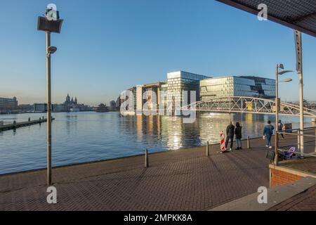 Guardando verso il centro di Amsterdam e il ponte MR. J.J. van der Veldebrug. Oltre Oostgerdock, Amsterdam, Olanda del Nord Foto Stock