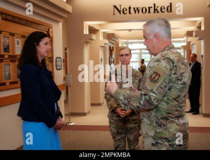 Kristyn Jones, Vice Segretario dell'Aeronautica militare per la gestione finanziaria e il controllore, riceve un briefing sulle operazioni del Centro di installazione e supporto delle missioni dell'Aeronautica militare dal Gen. John Allen, comandante dell'AFIMSC, e dal col. Kelly Sams, vice comandante dell'AFIMSC, presso la Joint base San Antonio-Lackland, Texas, novembre 2. Allen e Sams hanno fornito aggiornamenti sul programma di finanziamento AFIMSC conduce operazioni di installazione e supporto alle missioni in tutto il Dipartimento dell'Aeronautica militare. Foto Stock