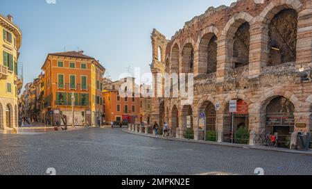 Città di Verona - Piazza Bra con il famoso anfiteatro romano (Arena di Verona) - regione Veneto,Italia settentrionale,9 settembre 2021 Foto Stock