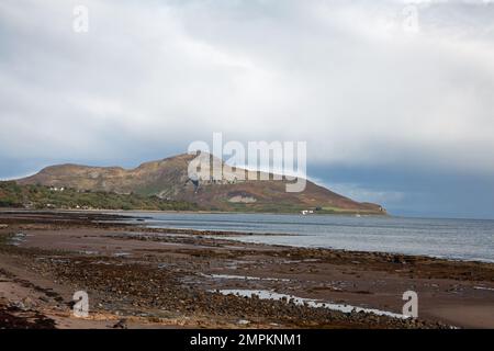 Holy Island vista dalla spiaggia di Whiting Bay l'isola di Arran Ayrshire Scozia Foto Stock