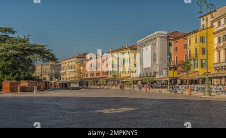 Centro storico della città di Verona: Ristoranti e turisti di fronte all'Arena, Piazza Bra, Verona, Veneto, Italia settentrionale - 9 settembre 2021 Foto Stock