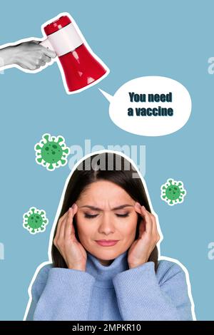 Manifesto verticale collage di una giovane donna depressa covid sintomi problemi hanno bisogno di vaccinazione annuncio megafone isolato su sfondo blu Foto Stock