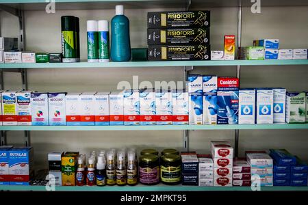 SÃO PAULO, SP - 31.01.2023: REMÉDIOS TERÃO AUMENTO DE PRECO EM 2023. – I medicinali venduti nelle farmacie in tutto il Brasile possono subire due aggiustamenti nel corso di quest’anno. Oltre all'aumento annuo autorizzato dal governo, che inizia ad essere applicato a partire dall'aprile 1st, le nuove aliquote ICMS stabilite per i medicinali da più di una dozzina di stati, per compensare la limitazione della tassa statale sul carburante e l'energia, aumenteranno i costi dei prodotti. (Foto: Aloisio Mauricio/Fotoarena) Foto Stock