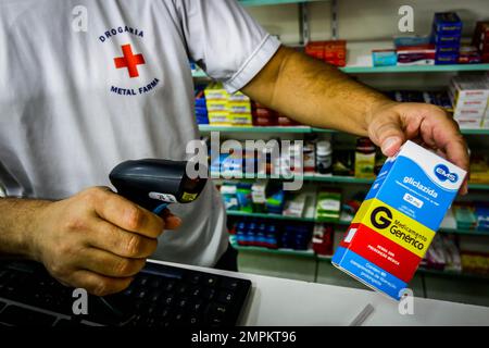 SÃO PAULO, SP - 31.01.2023: REMÉDIOS TERÃO AUMENTO DE PRECO EM 2023. – I medicinali venduti nelle farmacie in tutto il Brasile possono subire due aggiustamenti nel corso di quest’anno. Oltre all'aumento annuo autorizzato dal governo, che inizia ad essere applicato a partire dall'aprile 1st, le nuove aliquote ICMS stabilite per i medicinali da più di una dozzina di stati, per compensare la limitazione della tassa statale sul carburante e l'energia, aumenteranno i costi dei prodotti. (Foto: Aloisio Mauricio/Fotoarena) Foto Stock