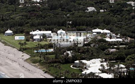 Vedute aeree del nuovo paradiso lungomare di Celine Dion sull'Isola di Giove, dove vivono alcune delle persone più ricche del mondo. Il nuovo palazzo di Celine, da $20 milioni di dollari, sta per essere completato e la superstar ha persino incluso il suo parco acquatico all'interno dell'hotel, con un'enorme piscina, un fiume lento e uno scivolo acquatico. Giove, FL. 4/27/10. B Foto Stock