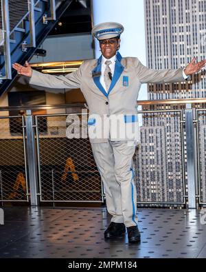 New York, NY, Stati Uniti. 31st Jan, 2023. Renita si pone indossando le nuove uniformi dell'Osservatorio progettate da Peyman Uman presso l'Empire state Building. Credit: Steve Mack/Alamy Live News Foto Stock