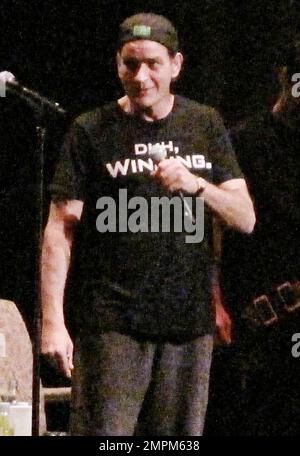Charlie Sheen esegue il suo tour "il mio violento Torpedo della verità/sconfitta non è un'opzione" al BankAtlantic Center. Sheen indossava una maglietta con la scritta "Duh, Winning" e un cappellino da baseball all'indietro. Miami, Florida. 04/24/11 Foto Stock