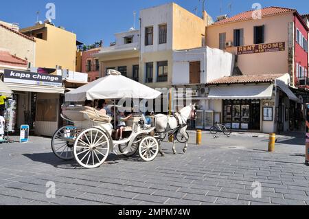 Carrozza trainata da cavalli, che porta i turisti nel centro storico di Chania. Foto Stock