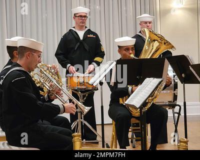 I membri della Navy Band Northeast suonano 'Attention' e suonano 'Adjutant's Call' durante la 247th Marine Corps Birthday Ball ospitata da Marine Detachment Newport il 3 novembre 2022. La riproduzione di questi brani musicali segna l'inizio della cerimonia. Foto Stock