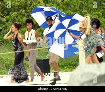 Gli Angeli di Charlie filmano una scena sulla spiaggia. Il vento sembrava dare a Rachael Taylor qualche problema con il suo vestito quando è esploso e ha rivelato un po 'più di quanto avrebbe voluto. Il nuovo singolo Minka Kelly era anche a portata di mano in un vestito patterened scorrevole e Annie Ilonzeh indossava un vestito stile safari. Miami, Florida. 2nd settembre 2011. Foto Stock