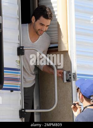 Ramon Rodriguez sul set della nuova serie televisiva 'Charlie's Angels'. Drew Barrymore, che ha recitato nei film di successo, è uno dei produttori esecutivi del nuovo show. 'Charlie's Angels' è in programma per la prima volta nel settembre 2011. Miami Beach, Florida. 3/16/11. Foto Stock