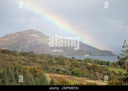 Rainbow Holy Island vista da vicino alle tombe dei giganti sopra Whiting Bay l'isola di Arran Ayrshire Scozia Foto Stock
