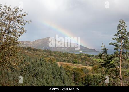 Rainbow Holy Island vista da vicino alle tombe dei giganti sopra Whiting Bay l'isola di Arran Ayrshire Scozia Foto Stock