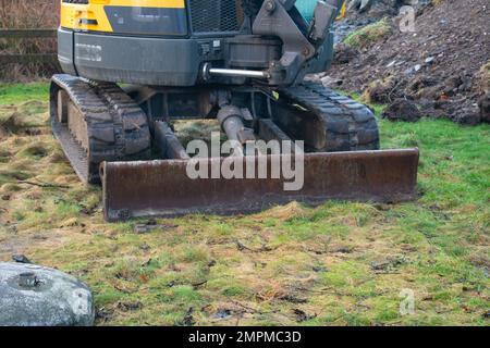 Macchine per l'edilizia pesante (retroescavatore) che lavorano nel parco locale Foto Stock