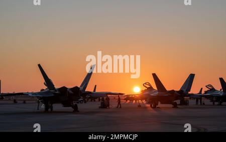 STATI UNITI Air Force F-22 Raptors assegnati al 94th Fighter Squadron, Joint base Langley-Eustis, Virginia, sono sottoposti a controlli di preflight durante la bandiera a scacchi 23-1 presso la Tyndall Air Force base, Florida, 4 novembre 2022. La bandiera a scacchi è un esercizio aereo di grande forza tenuto a Tyndall che favorisce la prontezza e l'interoperabilità attraverso l'integrazione di aeromobili di 4th e 5th generazione durante l'addestramento di combattimento aria-aria. La 23-1 iterazione dell'esercizio si è svolta dal 31 ottobre al 10 novembre 2022. Foto Stock