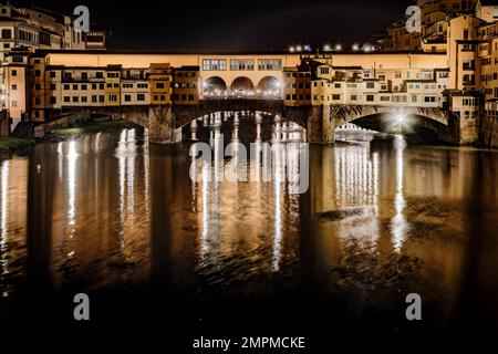 Ponte Vecchio a Firenze, Toscana, Italia, in una notte piovosa. Foto Stock