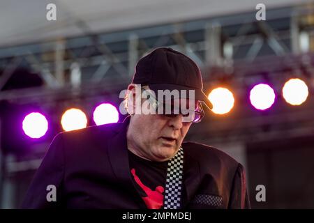 Rock and Roll Hall of Fame Cheap Trick ha dato ai fan delle corse una performance straordinaria dei loro vecchi successi e del nuovo materiale del loro recente album mentre si esibivano a Long Beach, California. 16th aprile 2016. Foto Stock