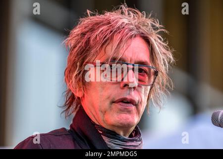 Rock and Roll Hall of Fame Cheap Trick ha dato ai fan delle corse una performance straordinaria dei loro vecchi successi e del nuovo materiale del loro recente album mentre si esibivano a Long Beach, California. 16th aprile 2016. Foto Stock