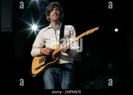 Keith Murray , chitarra e voce principale di We are Scientists che si esibiscono al Chelmsford V Festival 2006 Foto Stock