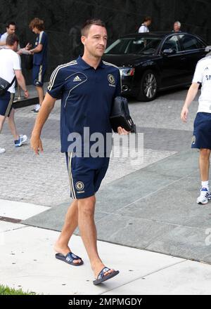 ESCLUSIVO!! Il capitano del Chelsea John Terry si posa per foto e firma autografi mentre lascia il suo hotel di Miami per fare pratica il giorno prima della partita della squadra contro l'AC Milan al Sun Life Stadium. Miami, Florida. 27th luglio 2012. Foto Stock