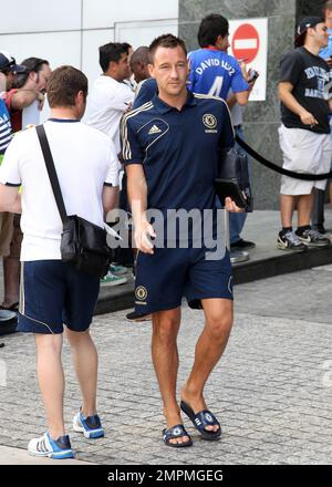 ESCLUSIVO!! Il capitano del Chelsea John Terry si posa per foto e firma autografi mentre lascia il suo hotel di Miami per fare pratica il giorno prima della partita della squadra contro l'AC Milan al Sun Life Stadium. Miami, Florida. 27th luglio 2012. Foto Stock