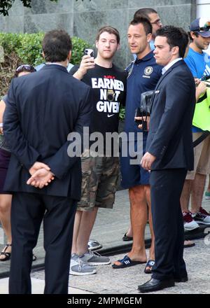 ESCLUSIVO!! Il capitano del Chelsea John Terry si posa per foto e firma autografi mentre lascia il suo hotel di Miami per fare pratica il giorno prima della partita della squadra contro l'AC Milan al Sun Life Stadium. Miami, Florida. 27th luglio 2012. Foto Stock