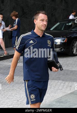 ESCLUSIVO!! Il capitano del Chelsea John Terry si posa per foto e firma autografi mentre lascia il suo hotel di Miami per fare pratica il giorno prima della partita della squadra contro l'AC Milan al Sun Life Stadium. Miami, Florida. 27th luglio 2012. Foto Stock