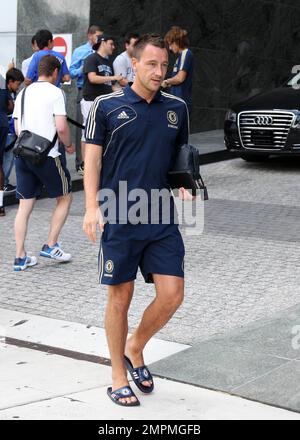 ESCLUSIVO!! Il capitano del Chelsea John Terry si posa per foto e firma autografi mentre lascia il suo hotel di Miami per fare pratica il giorno prima della partita della squadra contro l'AC Milan al Sun Life Stadium. Miami, Florida. 27th luglio 2012. Foto Stock