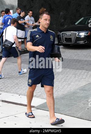 ESCLUSIVO!! Il capitano del Chelsea John Terry si posa per foto e firma autografi mentre lascia il suo hotel di Miami per fare pratica il giorno prima della partita della squadra contro l'AC Milan al Sun Life Stadium. Miami, Florida. 27th luglio 2012. . Foto Stock