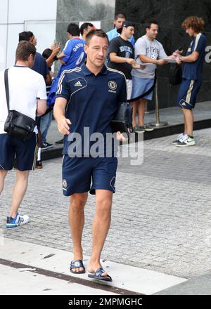 ESCLUSIVO!! Il capitano del Chelsea John Terry si posa per foto e firma autografi mentre lascia il suo hotel di Miami per fare pratica il giorno prima della partita della squadra contro l'AC Milan al Sun Life Stadium. Miami, Florida. 27th luglio 2012. . Foto Stock