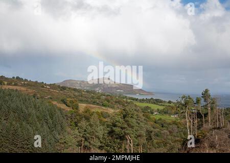 Rainbow Holy Island vista da vicino alle tombe dei giganti sopra Whiting Bay l'isola di Arran Ayrshire Scozia Foto Stock