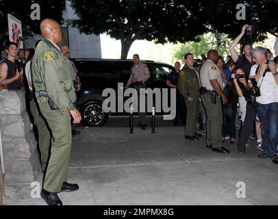 Un subduato Chris Brown si è dichiarato oggi non colpevole di accuse di felicit durante una breve apparizione di corte di assaulting e minacciando di uccidere la fidanzata di popstar Rihanna nel mese di febbraio. Accompagnato da sua madre e quattro guardie del corpo, la cantante di 19 anni arrivò al Clara Shortridge Foltz Criminal Justice Center e fu scortata all'interno circondato da deputati scerriffi. Dopo aver sentito i conti contro di lui "assalto con la forza che potrebbe produrre gravi lesioni fisiche e fare minacce criminali" e dopo aver chiesto il suo appello dal giudice della Corte superiore di Los Angeles Patricia Schnegg, Brown ha dichiarato: "Non colpevole, Foto Stock
