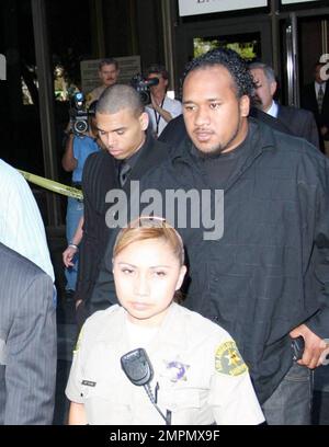 Un subduato Chris Brown si è dichiarato oggi non colpevole di accuse di felicit durante una breve apparizione di corte di assaulting e minacciando di uccidere la fidanzata di popstar Rihanna nel mese di febbraio. Accompagnato da sua madre e quattro guardie del corpo, la cantante di 19 anni arrivò al Clara Shortridge Foltz Criminal Justice Center e fu scortata all'interno circondato da deputati scerriffi. Dopo aver sentito i conti contro di lui "assalto con la forza che potrebbe produrre gravi lesioni fisiche e fare minacce criminali" e dopo aver chiesto il suo appello dal giudice della Corte superiore di Los Angeles Patricia Schnegg, Brown ha dichiarato: "Non colpevole, Foto Stock