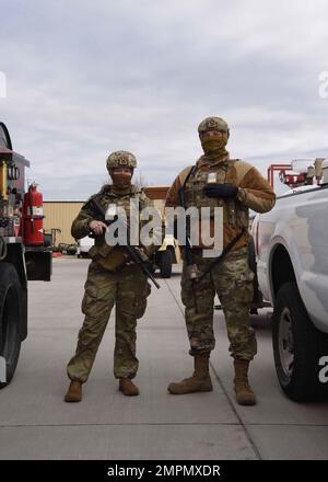 I militari dello Squadrone delle forze di sicurezza del 5th discutono le operazioni dei convogli durante l'esercitazione Prairie Vigilance, 4 novembre 2022, presso la base dell'aeronautica militare di Minot, North Dakota. Prairie Vigilance testa la capacità della Bomb Wing 5th di condurre operazioni di preparazione dei bombardieri strategici. Foto Stock