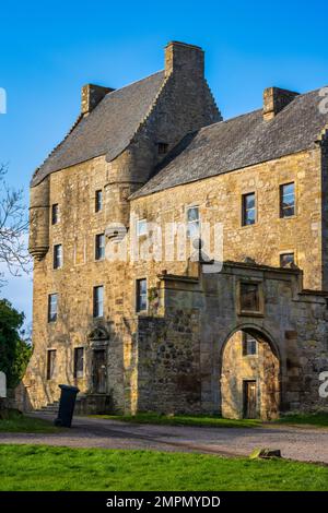 Castello di Midhope nella frazione di Abercorn sulla tenuta di Hopetoun in Lothian occidentale, Scozia, Regno Unito Foto Stock