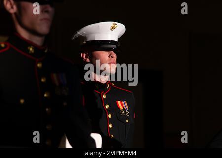 STATI UNITI Marines con Marine Corps Recruit Depot San Diego scortano la torta durante una cerimonia di compleanno palla a San Diego, 5 novembre 2022. La palla di compleanno del corpo dei Marine si è tenuta in occasione della tradizionale celebrazione della fondazione del corpo dei Marine degli Stati Uniti il 10 novembre 1775. (Foto corpo marino di CPL. Grace J. Kindred) Foto Stock